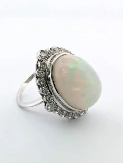 Bague en or blanc avec opale et diamants