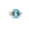 Bague en or blanc avec pierre bleu clair