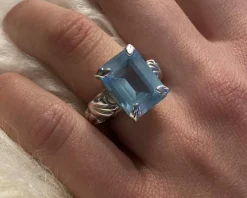Bague en or blanc avec pierre bleu clair