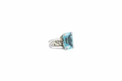 Bague en or blanc avec pierre bleu clair