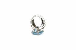 Bague en or blanc avec pierre bleu clair