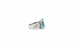Bague en or blanc avec pierre bleu clair