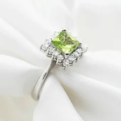 Bague en or blanc avec péridot et diamants