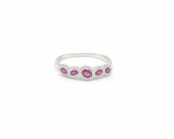 Bague en or blanc avec rubis et diamants