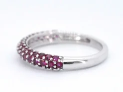 Bague en or blanc avec rubis