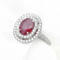 Bague en or blanc avec rubis et diamants ct