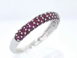 Bague en or blanc avec rubis