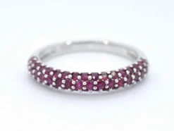 Bague en or blanc avec rubis