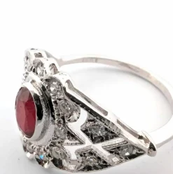 Bague en or blanc avec rubis et diamants