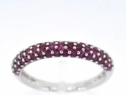 Bague en or blanc avec rubis