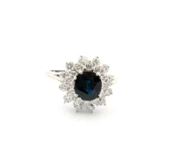 Bague en or blanc avec saphir central et diamants
