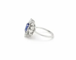 Bague en or blanc avec saphir de Ceylan et diamants