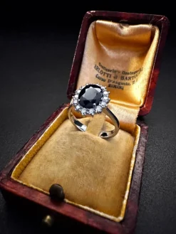 Bague en or blanc avec saphir et diamants
