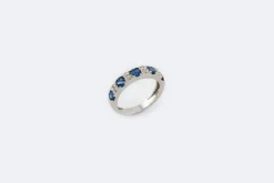 Bague en or blanc avec saphirs et diamants