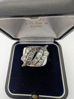 Bague en or blanc avec saphir naturel thermodiffusé et diamants