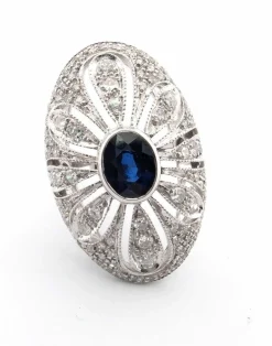 Bague en or blanc avec saphir central et diamants