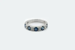 Bague en or blanc avec saphirs et diamants