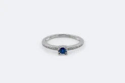 Bague en or blanc avec saphir et diamants