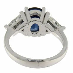 Bague en or blanc avec saphir de 3,40 ct et diamants taille trilliant