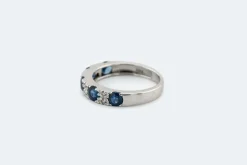 Bague en or blanc avec saphirs et diamants