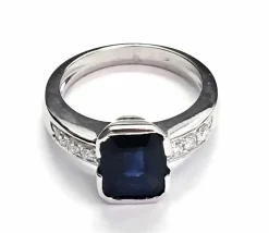Bague en or blanc avec saphir et diamants