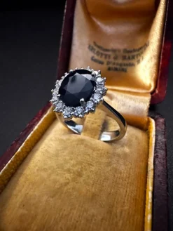 Bague en or blanc avec saphir et diamants