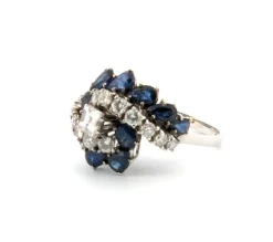 Bague en or blanc avec saphirs et diamants