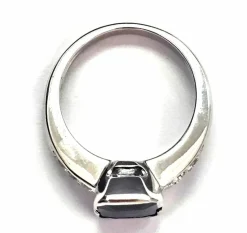 Bague en or blanc avec saphir et diamants