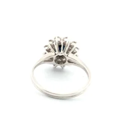 Bague en or blanc avec saphir central et diamants