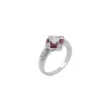 Bague en or blanc avec solitaire, diamants et rubis