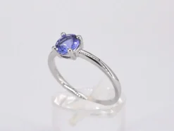 Bague en or blanc avec tanzanite