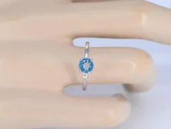 Bague en or blanc avec topaze