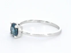 Bague en or blanc avec topaze