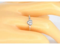 Bague en or blanc avec un diamant taille brillant en forme de coeur