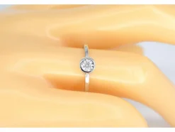 Bague en or blanc avec un diamant taille brillant