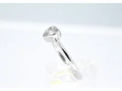 Bague en or blanc avec un diamant taille brillant en forme de coeur