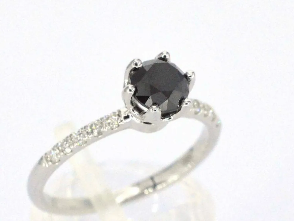 Bague en or blanc avec un diamant noir taille brillant et des diamants blancs