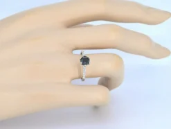 Bague en or blanc avec un diamant noir taille brillant et des diamants blancs