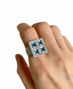 Bague en or blanc carrée, sertie de quatre aigue-marine et diamants