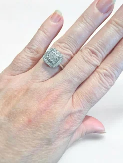 bague en or blanc 18ct sertie d'un pavage de diamants