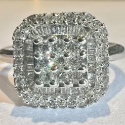bague en or blanc 18ct sertie d'un pavage de diamants