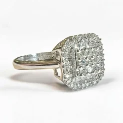 bague en or blanc 18ct sertie d'un pavage de diamants