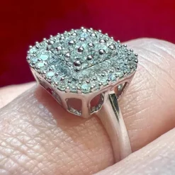 bague en or blanc 18ct sertie d'un pavage de diamants