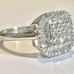 bague en or blanc 18ct sertie d'un pavage de diamants