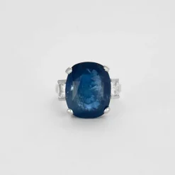 Bague en or blanc, diamants et saphir