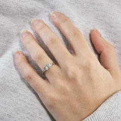 Bague en or blanc, diamant princesse et diamants poires