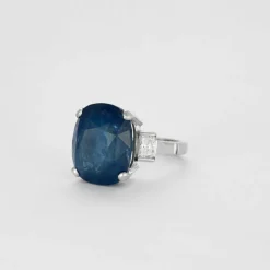 Bague en or blanc, diamants et saphir