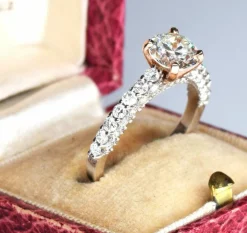 Bague en or blanc diamants
