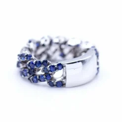Bague en or blanc, diamants et saphirs