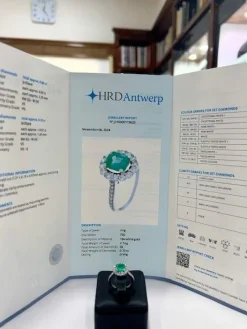 Bague en or blanc, diamant et émeraude, de conception contemporaine - avec certificat d'authenticité